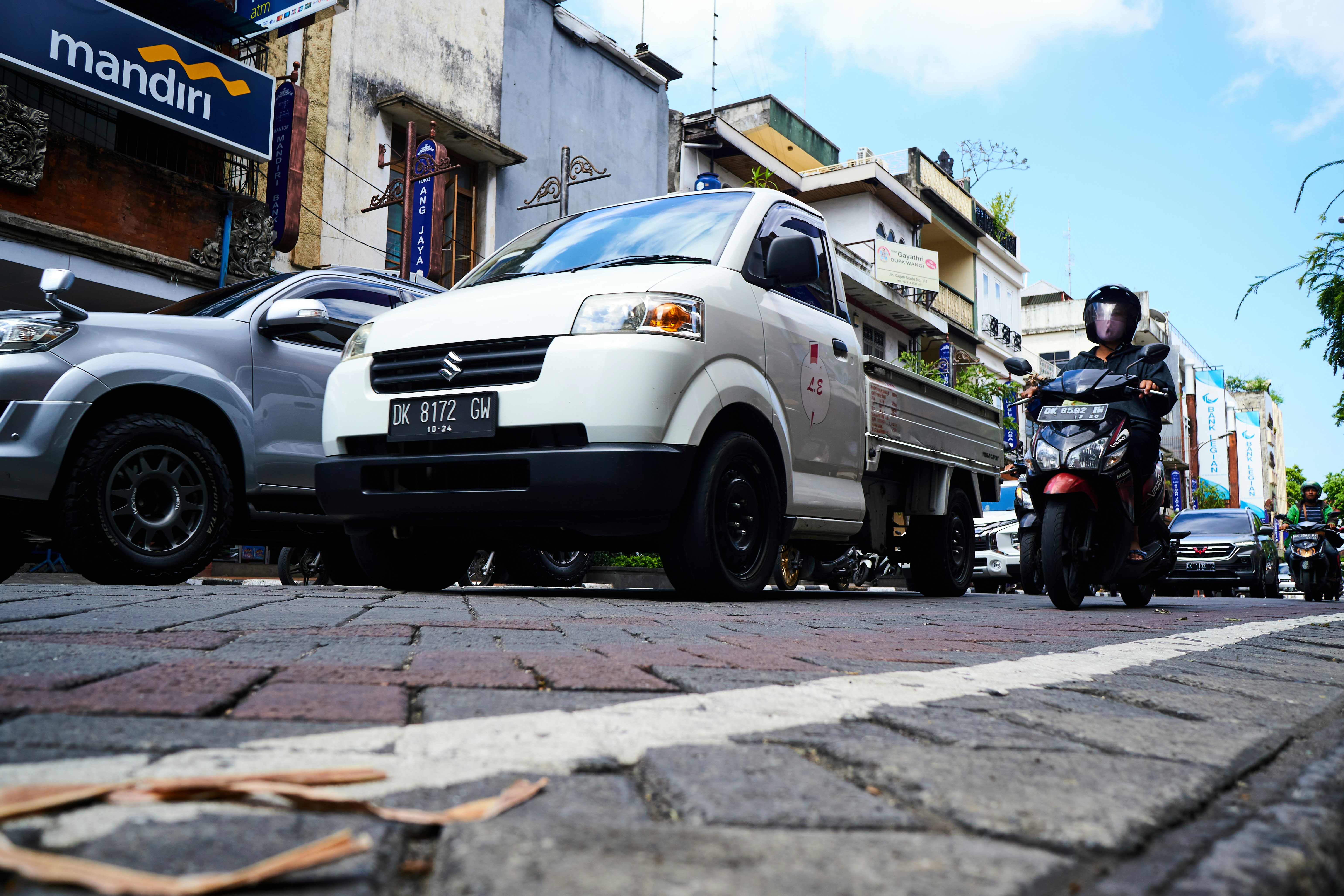 Armada Truk Pengangkut Barang Bekas